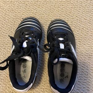 Diadora black and white kids cleats. Size kids 11 Good condition
